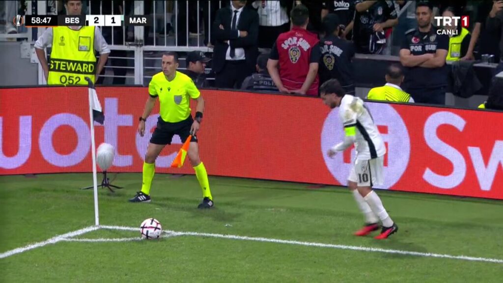 Orkun Kökçü, Murillo’nun golünden önce köşe vuruşunu kullanıyor; Beşiktaş–Marsilya, 58:47.